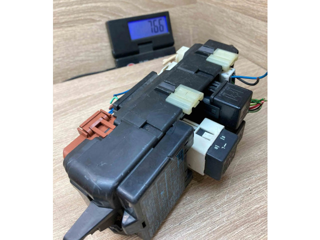 Блок предохранителей MB953355, 0K080231 Mitsubishi Carisma