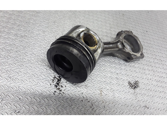 Píst Volkswagen PASSAT B5.5 AZM