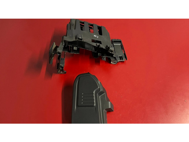 Другая деталь отсека двигателя