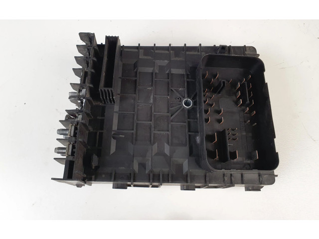 Блок предохранителей 1K0937125A   Volkswagen Jetta V    