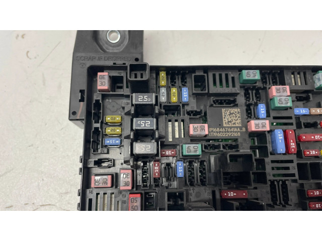 Pojistková skříňka 68467641AA Dodge RAM 2020