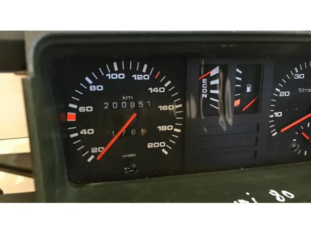 Přístrojová deska Audi 80 90 S2 B4 1994 81117331, 81117332