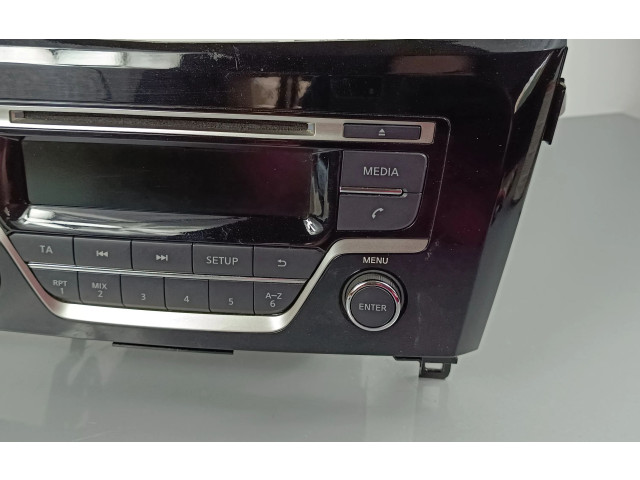 Радио/ проигрыватель CD/DVD / навигация