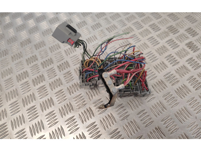 Блок предохранителей 8690698   Volvo V70    