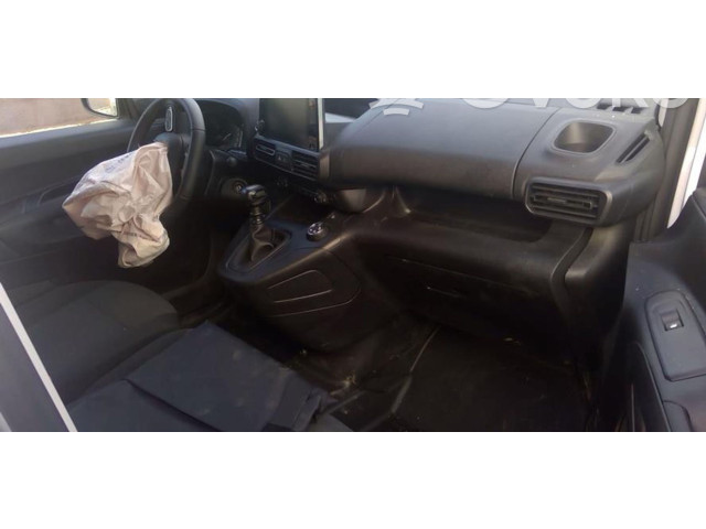   Pojistková skříňka 1681050580, 1681050580   Citroen Berlingo 2023