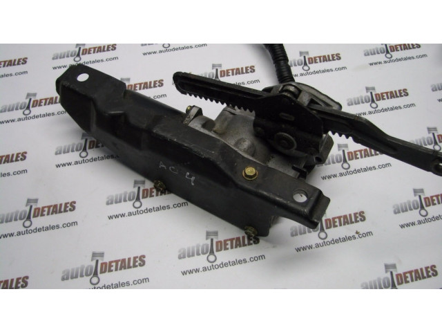 Притягиватель задней крышки