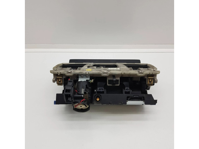 Радио/ проигрыватель CD/DVD / навигация