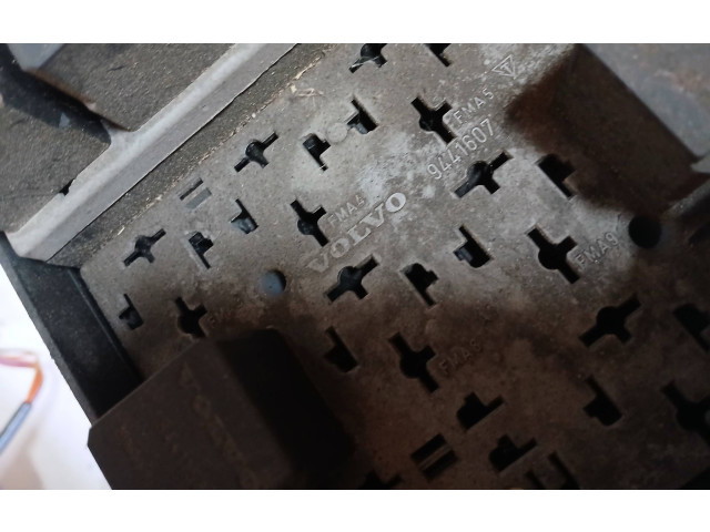 Блок предохранителей  9441607   Volvo S80    