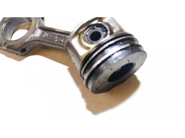 Píst Alfa Romeo 156 pro naftový motor 2.4