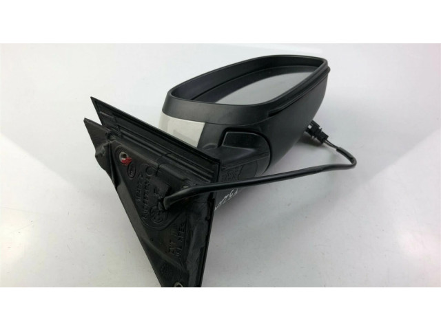 Боковое стекло в середине кузова