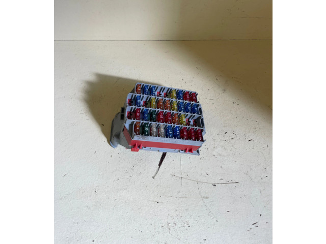 Блок предохранителей  9162439   Volvo V70    