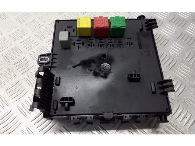 Pojistková skříňka 13205779 Opel Vectra C