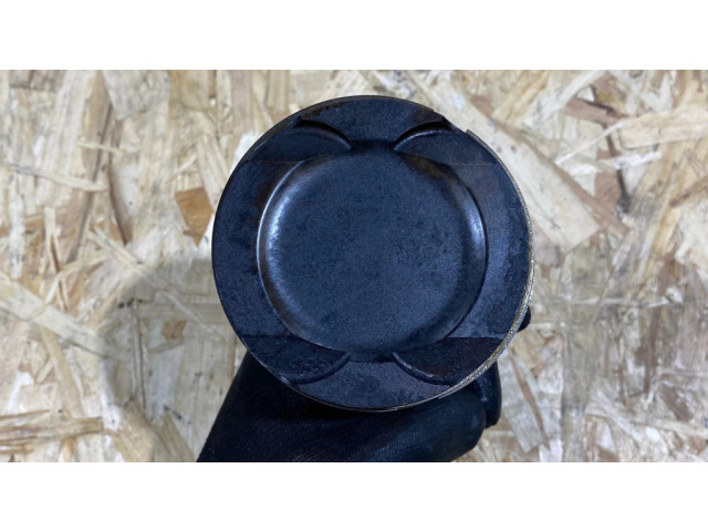 Píst 784323704, 111213678 BMW 5 F10 F11 pro benzínový motor 4.4