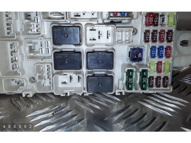 Блок предохранителей Mitsubishi L200