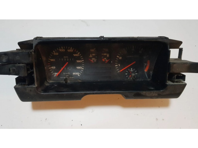 Панель приборов 81117185 Audi 80 90 B3
