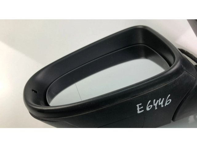 Боковое стекло в середине кузова