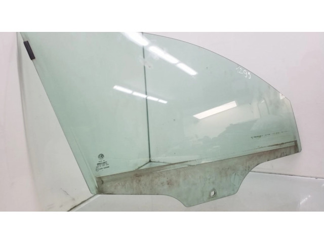Основное стекло передних дверей (четырехдверного автомобиля)