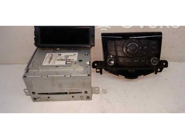 Радио/ проигрыватель CD/DVD / навигация