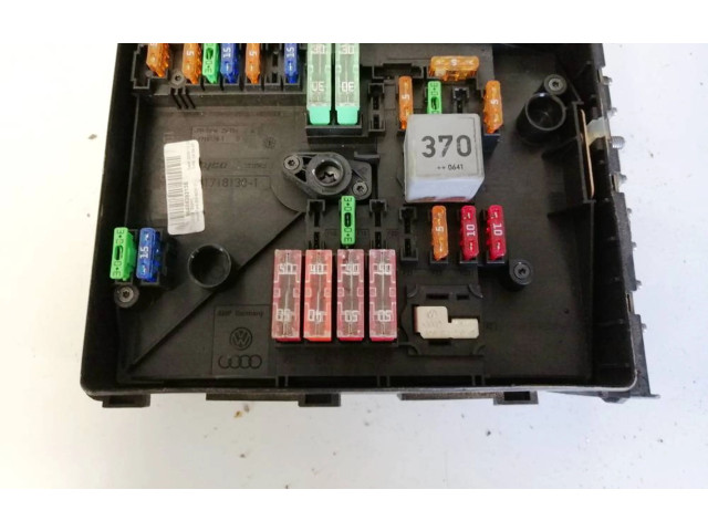 Блок предохранителей  1k0937125a, 0-1718307-1   Skoda Octavia Mk2 (1Z)    