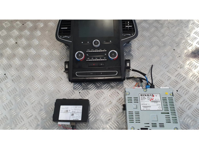 Радио/ проигрыватель CD/DVD / навигация