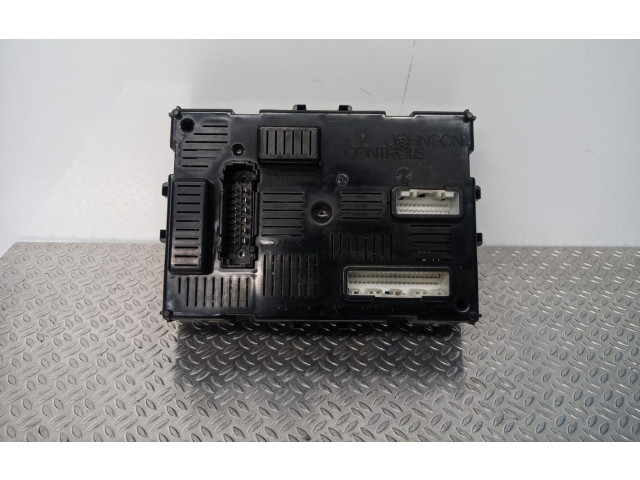 Блок предохранителей 8200652286   Renault Clio I    