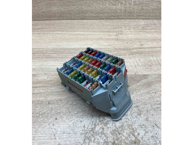 Блок предохранителей  9162439   Volvo V70    