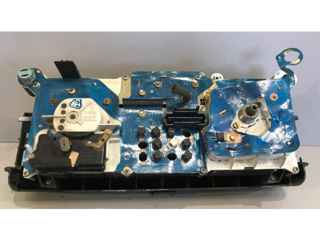 Přístrojová deska Audi 80 90 S2 B4 1994 81117331, 81117332