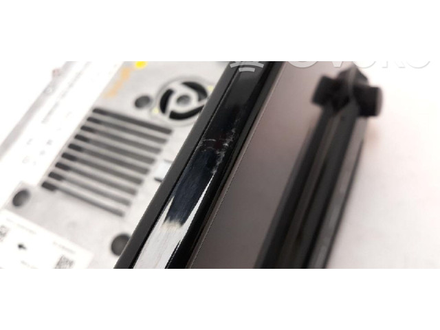 Радио/ проигрыватель CD/DVD / навигация