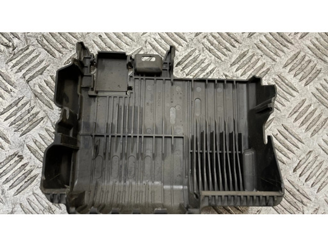 Другая деталь отсека двигателя