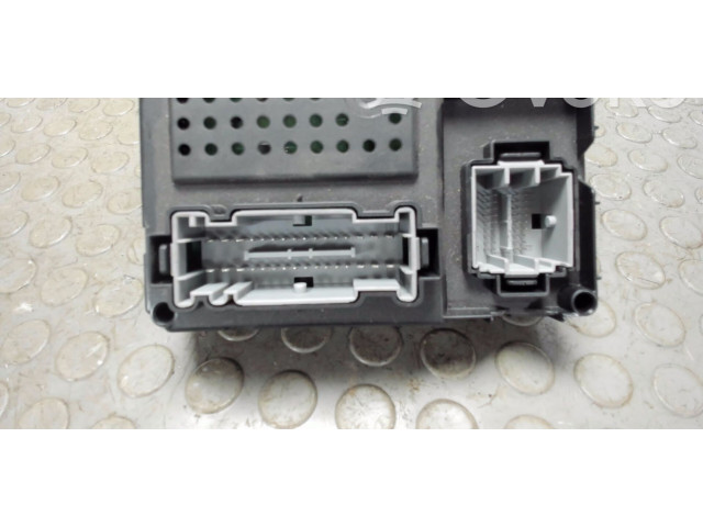 Блок предохранителей 30682981 Volvo S60