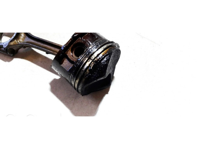  Поршень с шатуном    Mitsubishi Carisma для бензинового двигателя 1.8