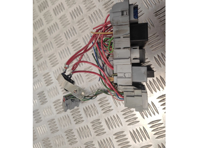 Блок предохранителей 8690698   Volvo V70    