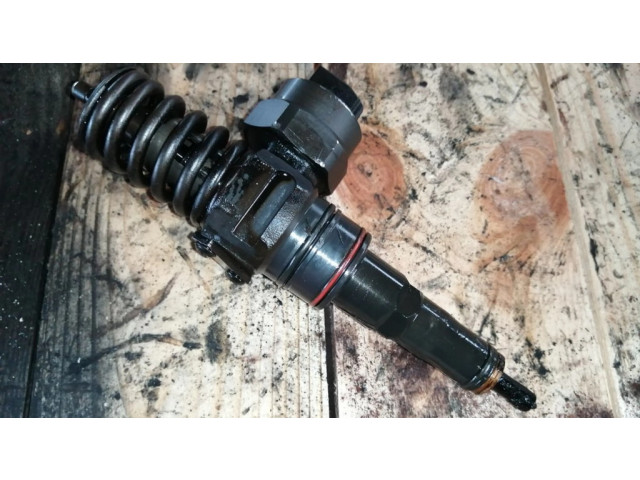 Vstřikovač 038130073F Audi A4 S4 B5 8D pro naftový motor 1.9
