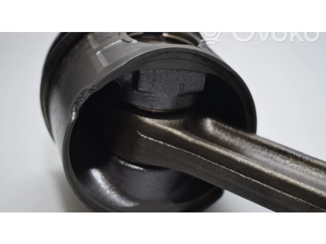 Píst BMW 5 E39 pro naftový motor 2.9 M57 D30 (306D1)