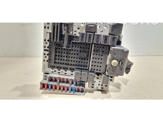 Блок предохранителей  9401802   Volvo V70    