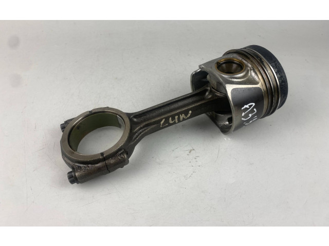  Поршень с шатуном  02604LA, 04LADE  Audi A3 S3 8V  