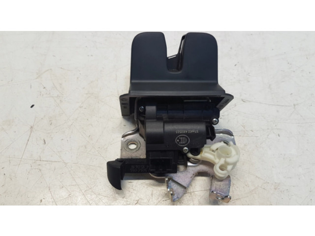 Петля замка капота двигателя