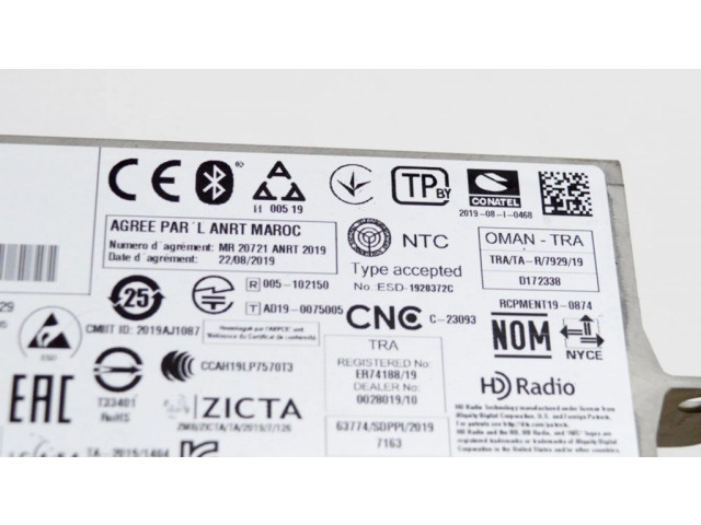 Радио/ проигрыватель CD/DVD / навигация