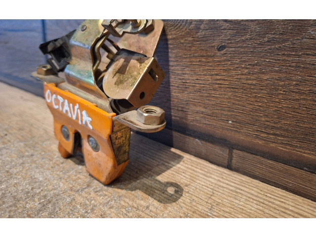 Замок багажника Skoda Octavia Mk1 (1U) 1996 - 2004 года