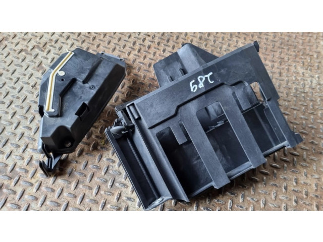 Другая деталь отсека двигателя