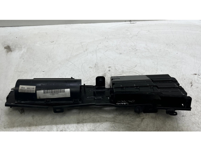 Другая деталь отсека двигателя