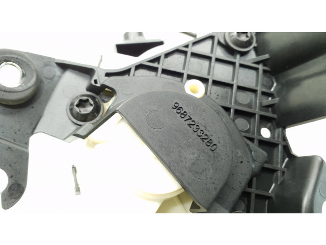 Притягиватель задней крышки