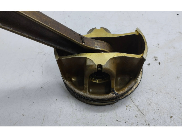  Поршень с шатуном    Maserati Quattroporte  