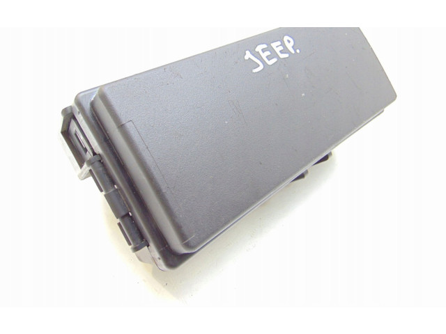 Блок предохранителей 04692114AC   Jeep Commander    