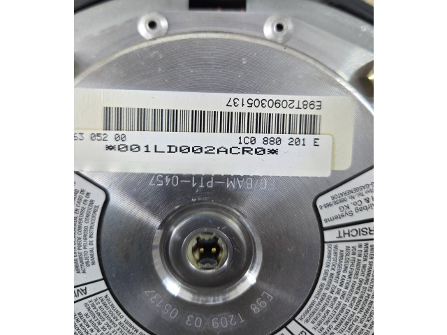 Подушка безопасности водителя E98T2090305137   Volkswagen New Beetle