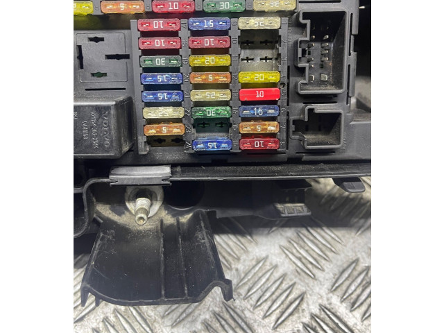 Блок предохранителей  9494210   Volvo V70    