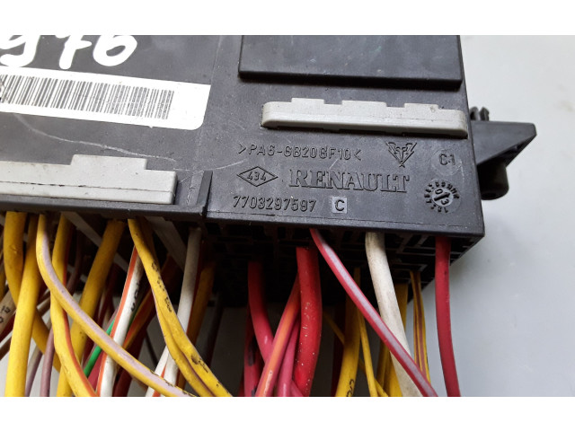 Блок предохранителей 7703297597C Renault Clio II