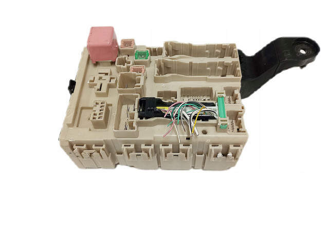 Pojistková skříňka 8273005j60 Toyota Avensis T270 2016