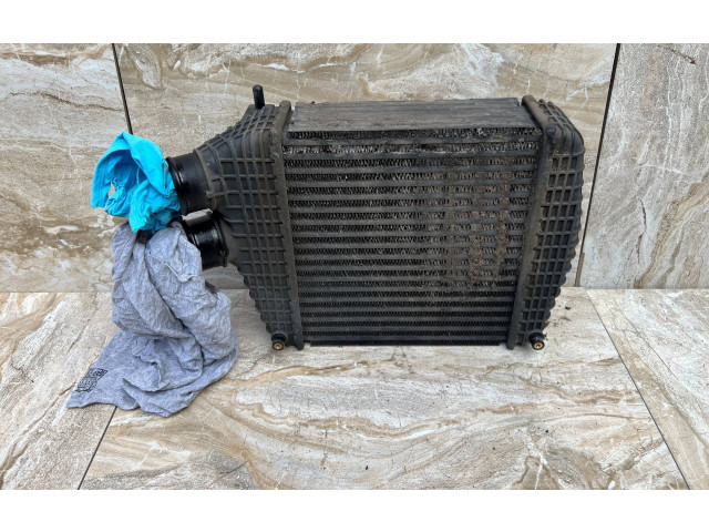 Радиатор интеркулера 670035636, 16484793 Maserati Levante