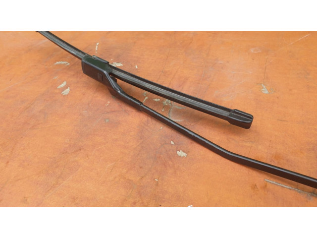 Стеклоочиститель лобового стекла